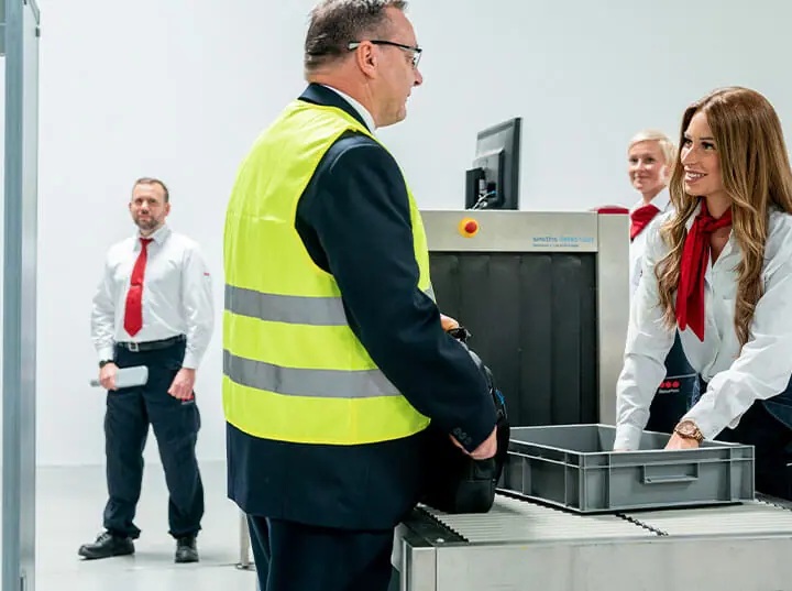 Securitas-Mitarbeiterin bei der Personen- und Gepäckkontrolle