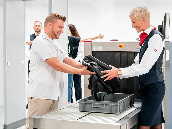 Aviation Security Mitarbeiterin bei der Personen- und Gepäckkontrolle