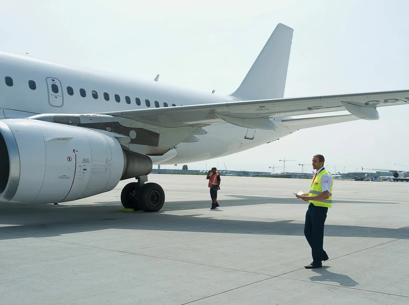 Aviation Security Mitarbeiter auf dem Rollfeld
